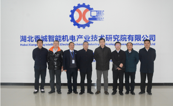 我校聯(lián)合湖北香城智能機電產(chǎn)業(yè)技術(shù)研究院有限公司和湖北國朗技術(shù)裝備有限公司促進咸安高新區(qū)企業(yè)和高校的產(chǎn)學(xué)研合作以及科技成果轉(zhuǎn)化(圖1)