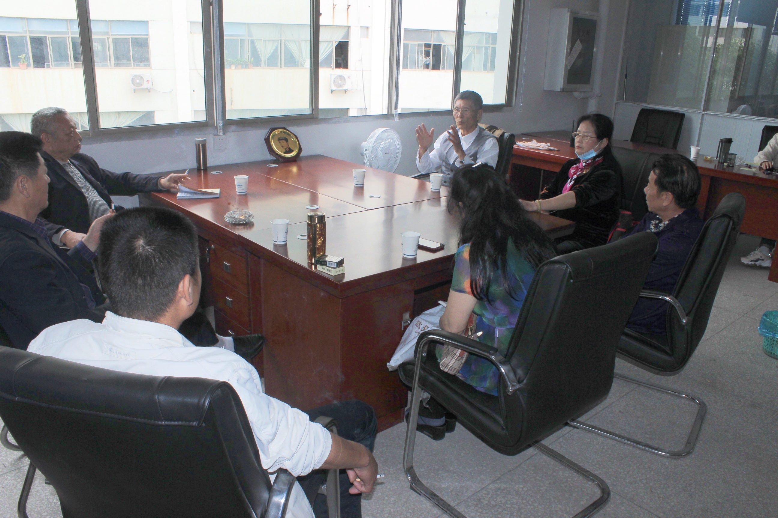 咸寧市退休教師協(xié)會會長王永珊一行來我校教研(圖1)