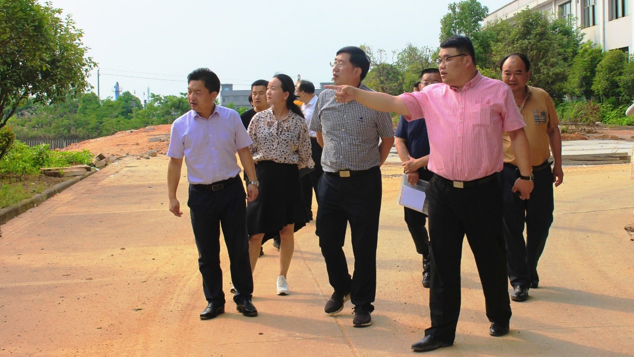 咸寧市委常委、統戰部部長梁細林一行深入咸寧振寧技工學校考察調研(圖1)