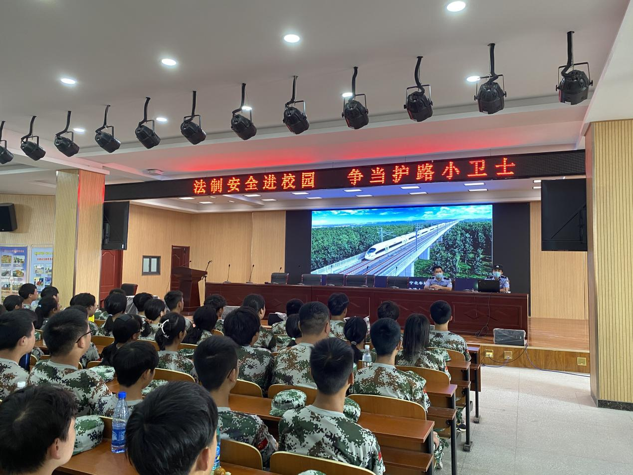 法制安全進校園 爭當護路小衛士(圖1) 法制安全進校園 爭當護路小衛士(圖1)