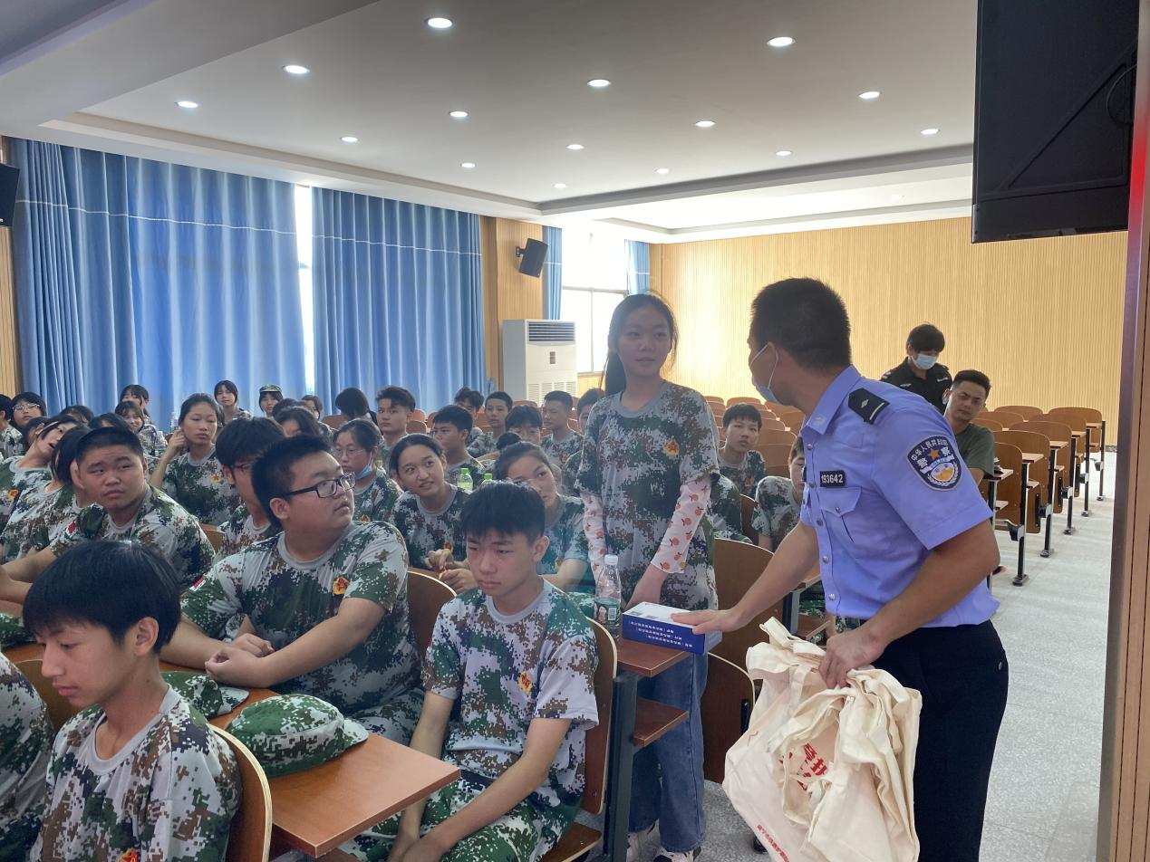 法制安全進校園 爭當護路小衛士(圖2) 法制安全進校園 爭當護路小衛士(圖2)