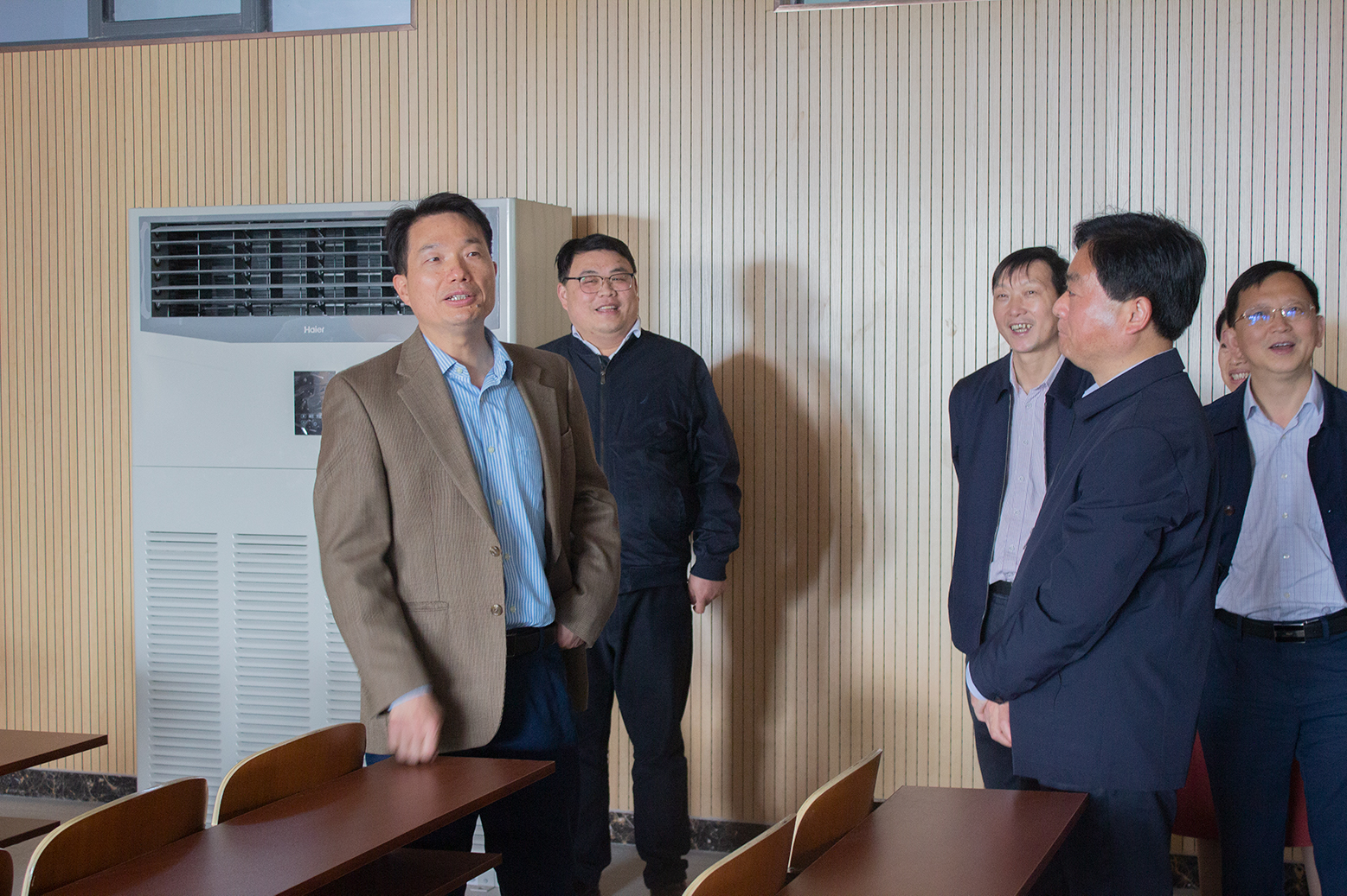 乘春風，開快車，高水平建設產業人才高地 | 市委常委、組織部部長徐小兵來校調研人才工作(圖2)